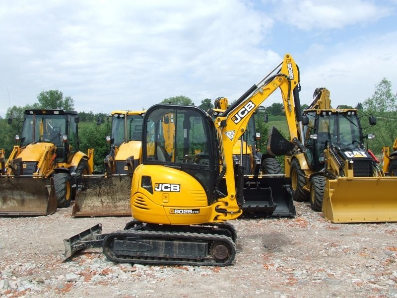 Minikoparka JCB 8025 ZTS z roku 2010 — zdjęcie 1