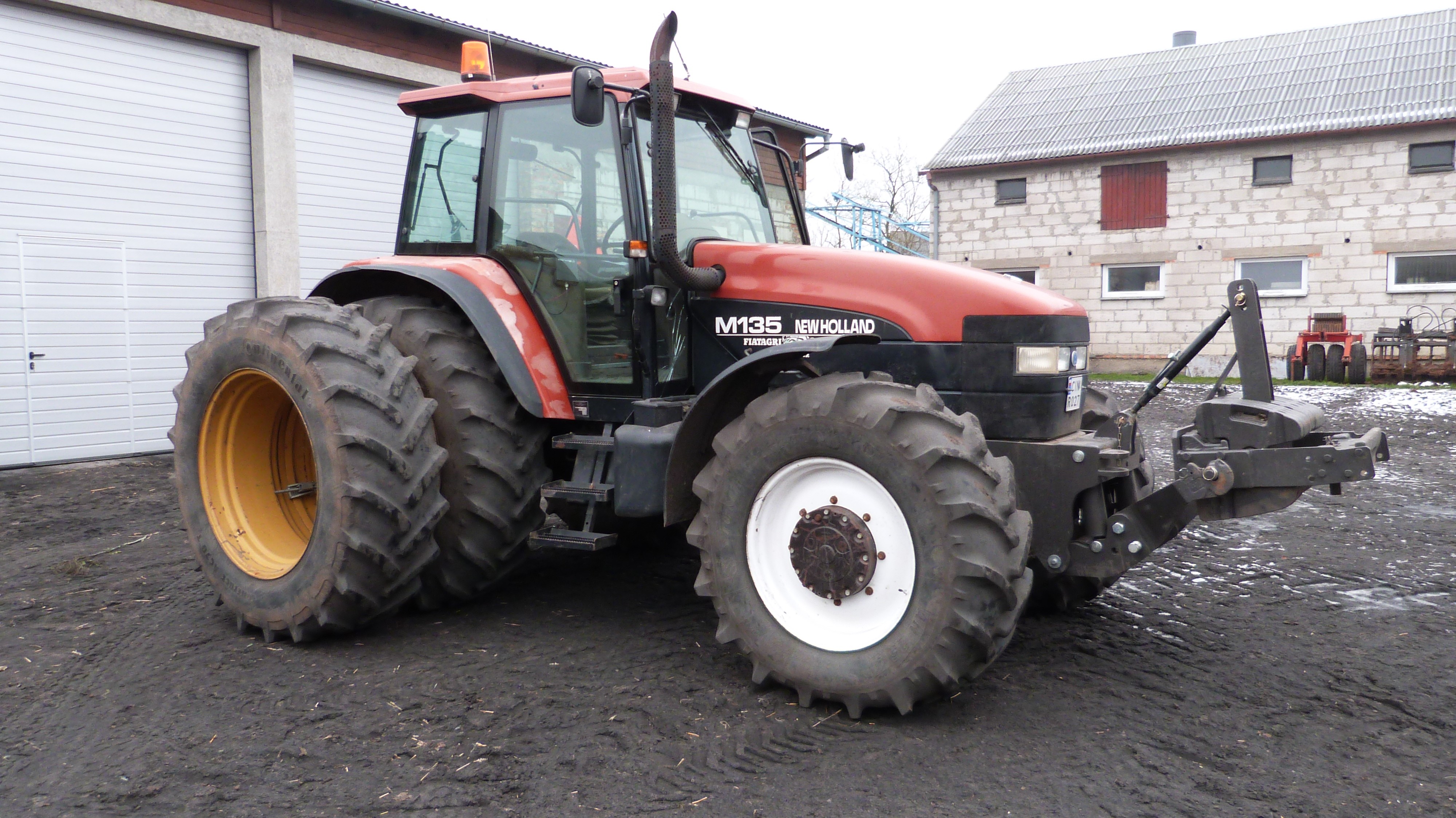 New Holland M135 - bliźniacze koła, nowy przedni TUZ — zdjęcie 1