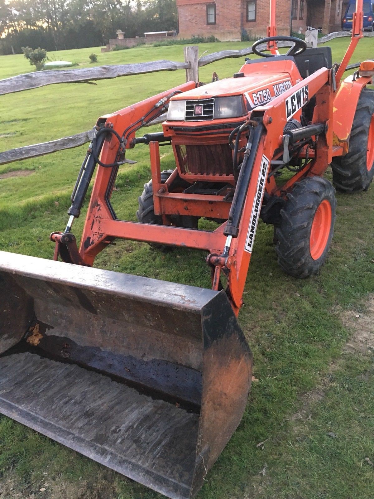 Ciągnik Kubota B50 HST 17 - stan bardzo dobry — zdjęcie 2
