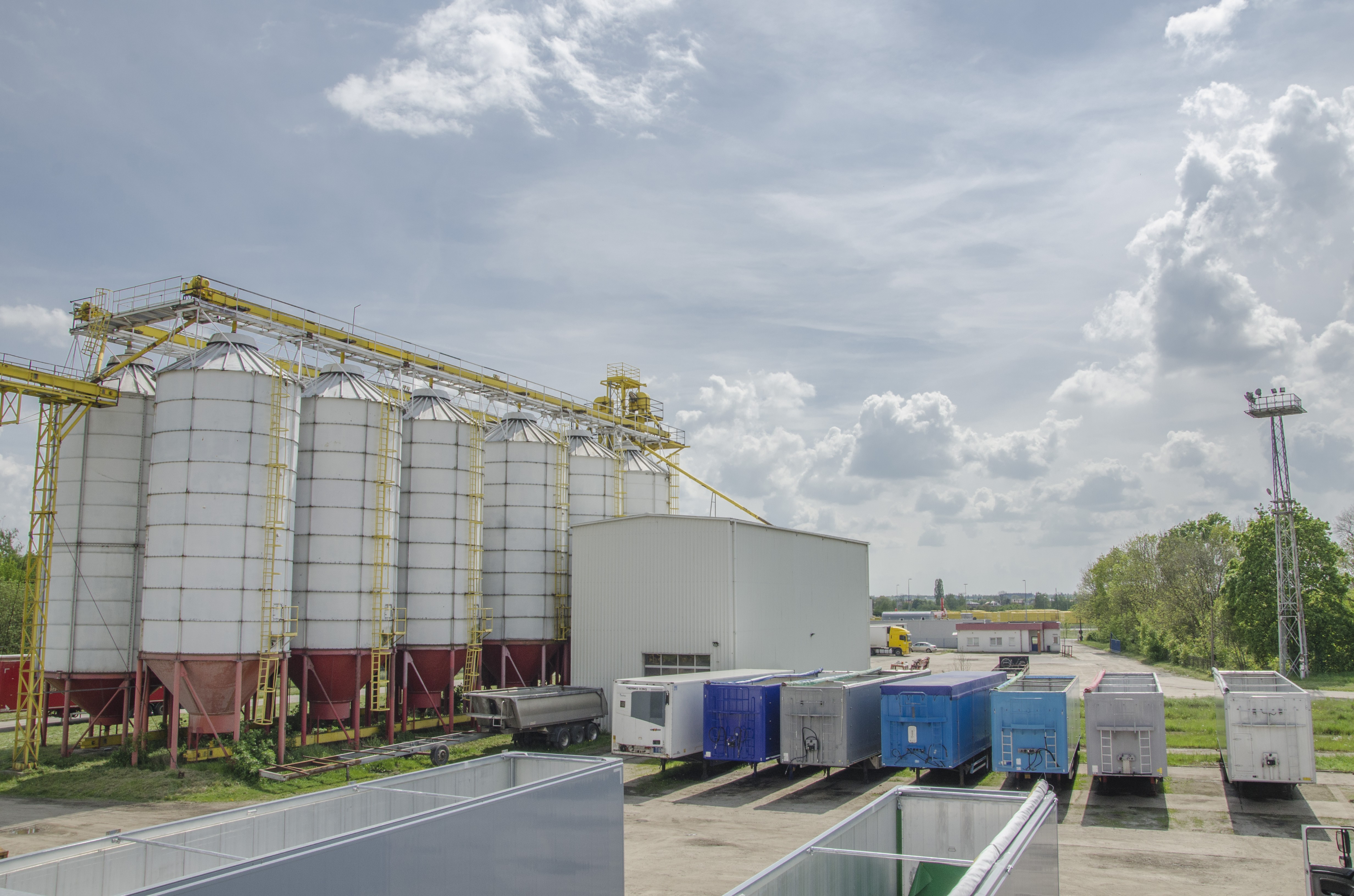 Silosy stożkowe 3600 m3 - 12 sztuk wraz z linią transportową — zdjęcie 3