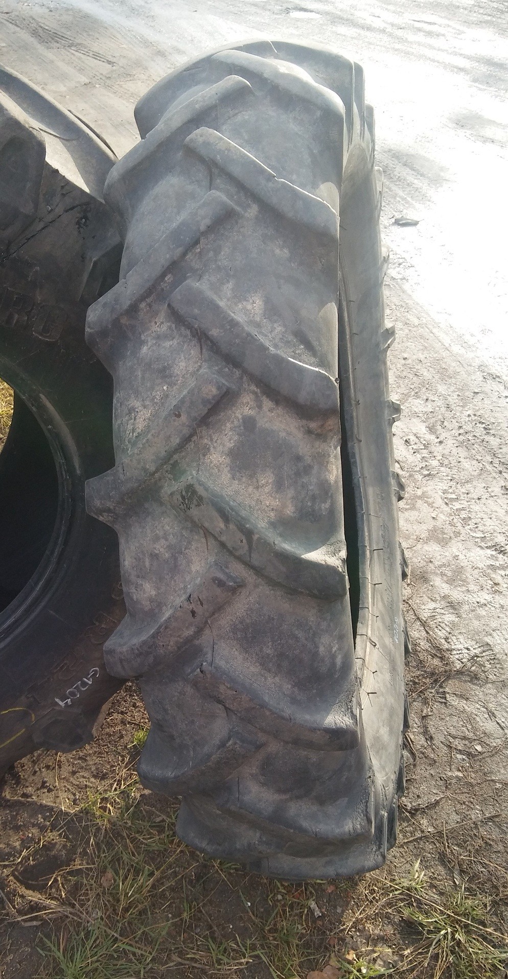 (G1208) Opona 12.4/11-28  Stomil — zdjęcie 2