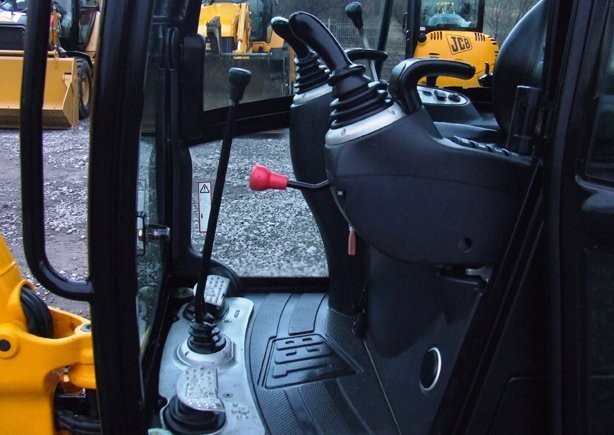 JCB 801.8 rok 2007 Minikoparka — zdjęcie 3
