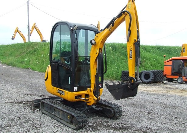 JCB 8020 z roku 2009. — zdjęcie 3
