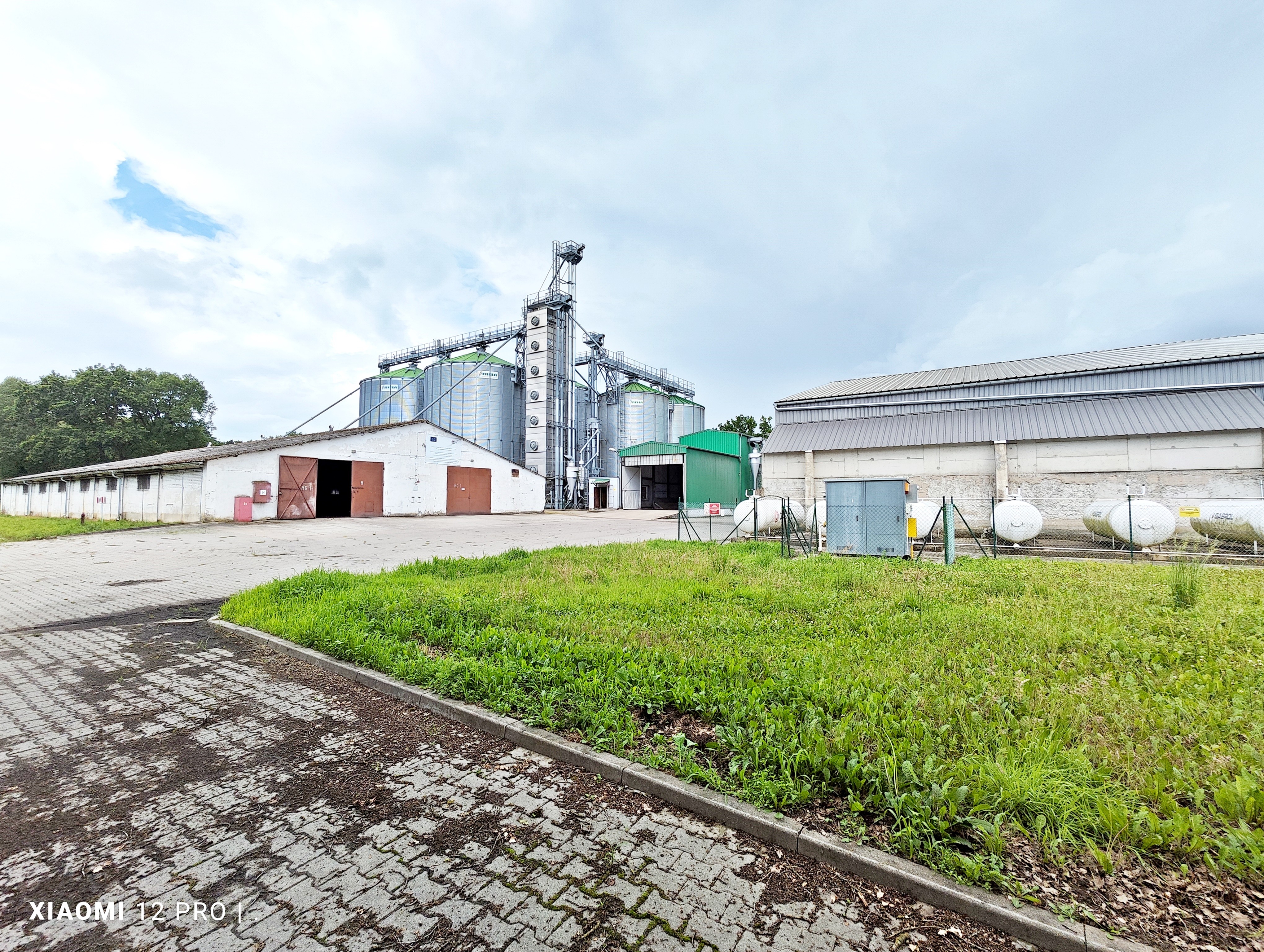 Kompleks rolniczo-magazynowy – silosy na 6800 ton-7 hal-2,65 ha ziemi — zdjęcie 1