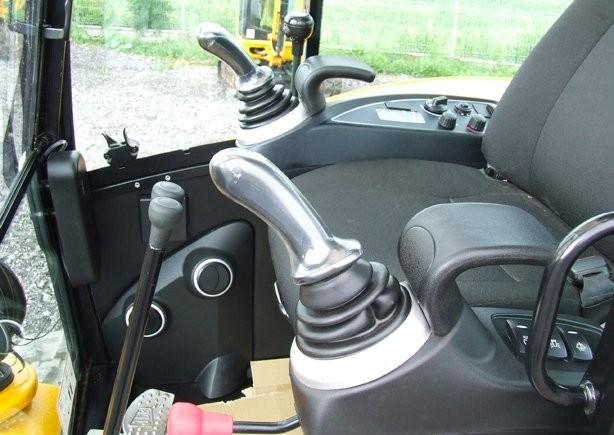 MIDI koparka JCB 8050 ZTS z roku 2011 — zdjęcie 3