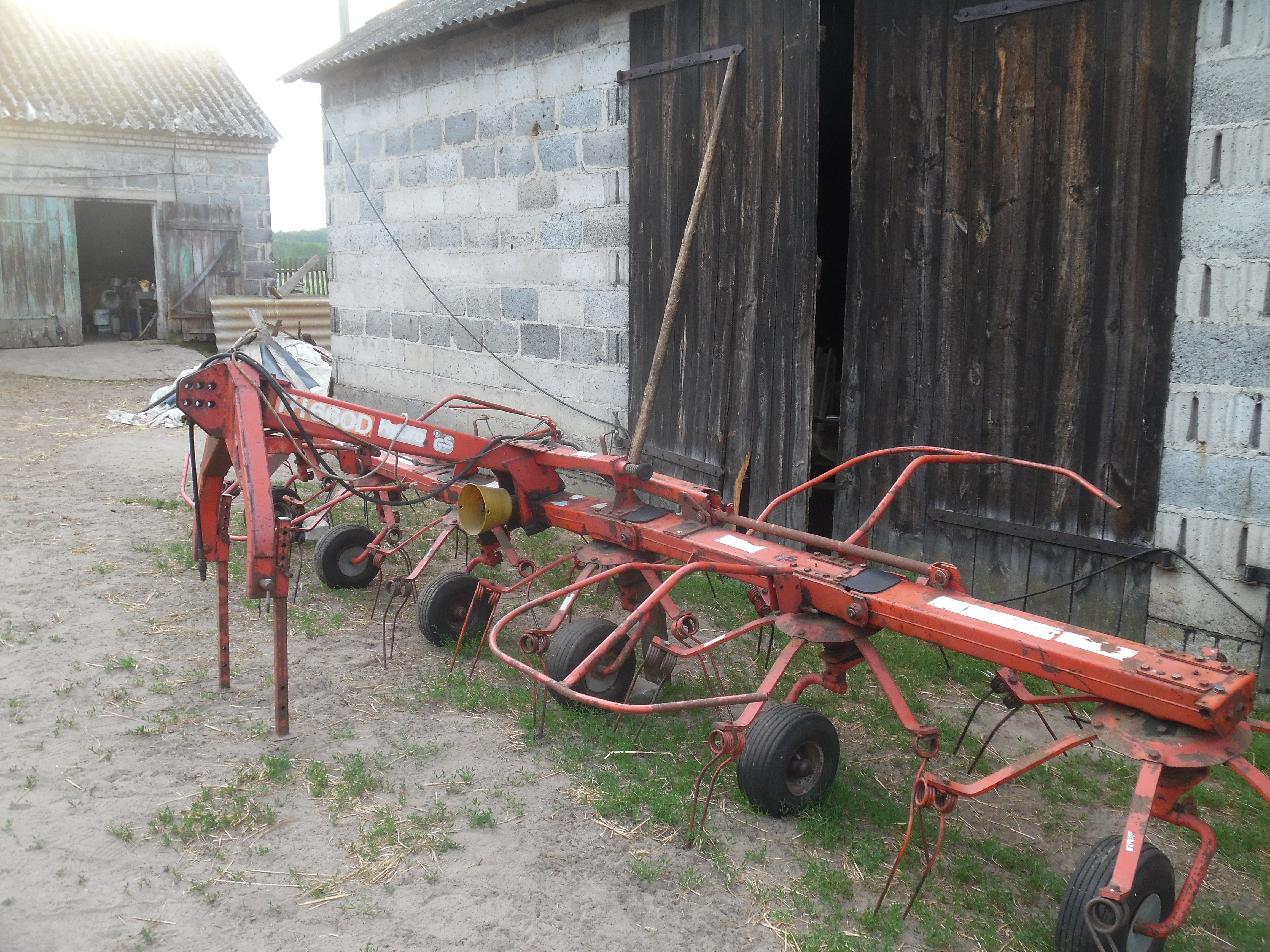 kombajn bizon i new holland,beczkowuz, przetrząsarka fela — zdjęcie 5