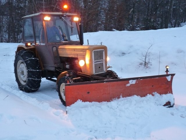 Sprzedam C 360 z pługiem do śniegu i koparką — zdjęcie 1