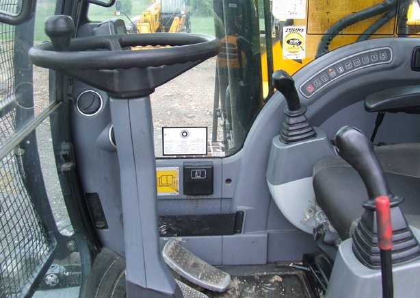 Koparka kołowa JCB JS 130W z roku 2009 — zdjęcie 4