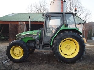 Sprzedam ciągnik John Deere 3300 — zdjęcie 2