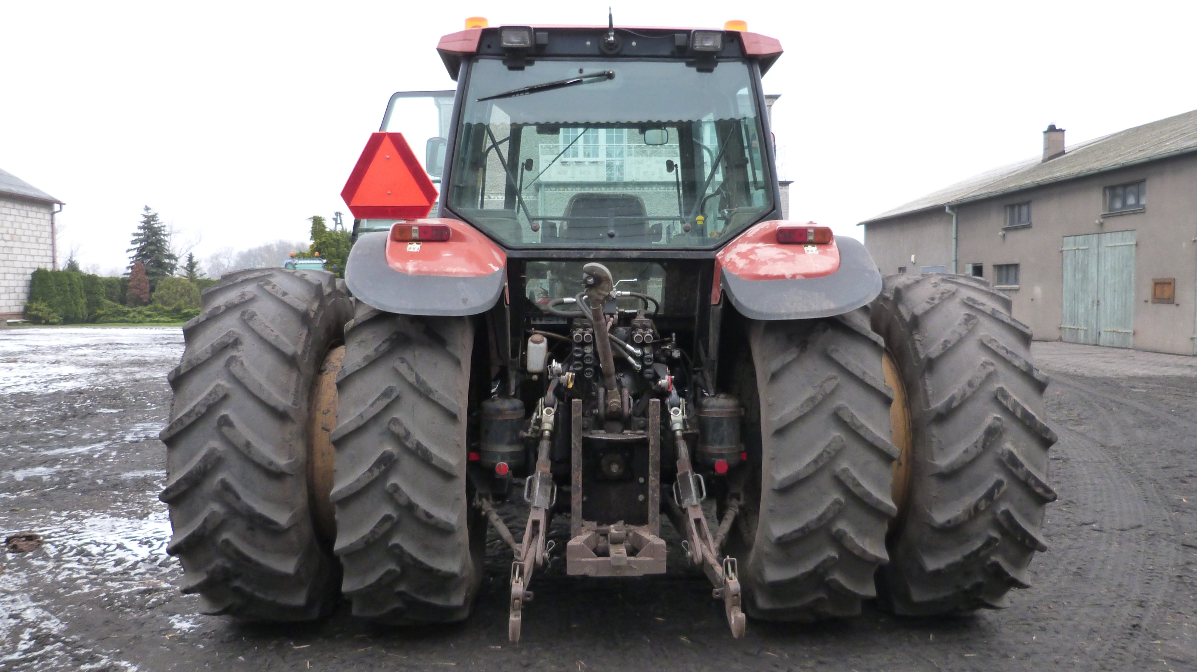 New Holland M135 - bliźniacze koła, nowy przedni TUZ — zdjęcie 2