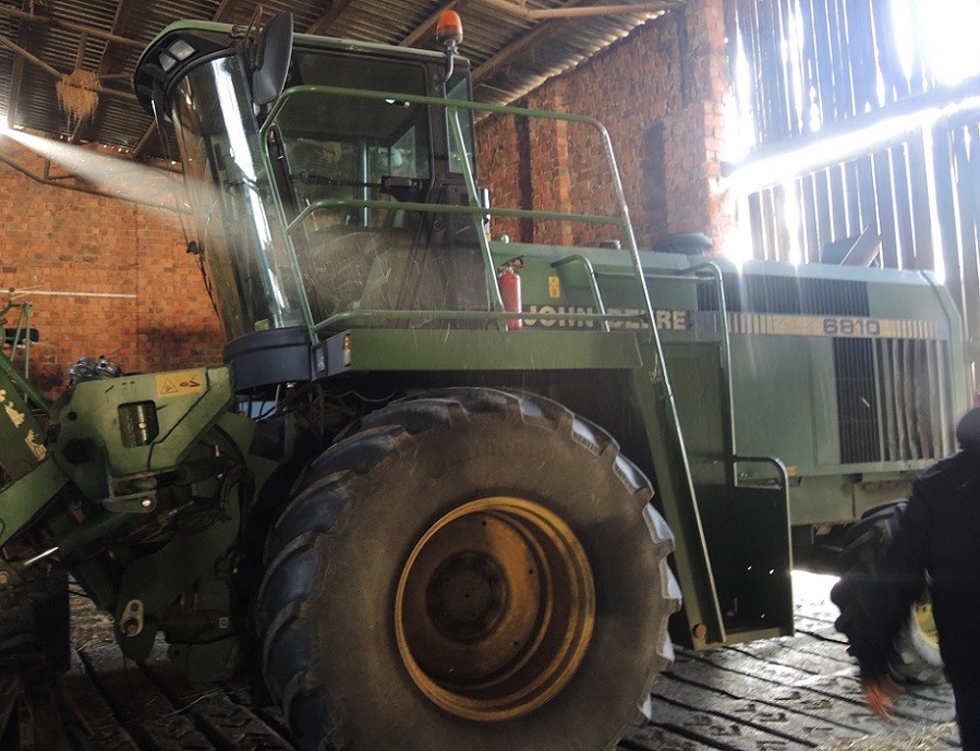 SIECZKARNIA SAMOBIEŻNA - JOHN DEERE 6810 - NA CZESCI - 1996 ROK — zdjęcie 1