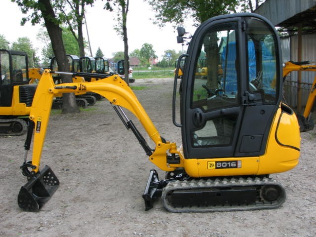 Sprzedam minikoparkę JCB 8016 z 2007 i 2008 roku — zdjęcie 1