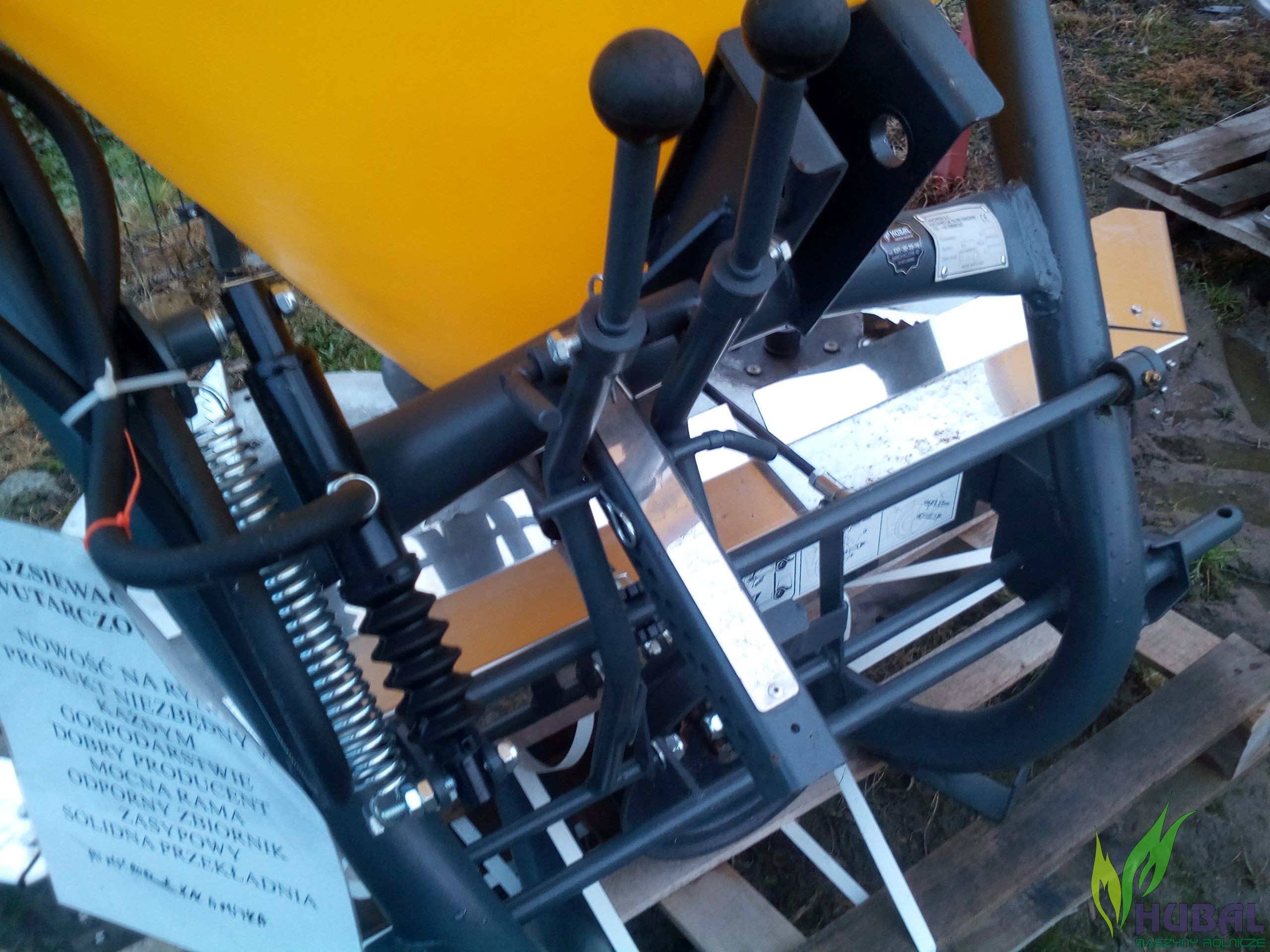 Rozsiewacz nawozu Lejek DWUTARCZOWY poj. 500L z hydrauliką — zdjęcie 6