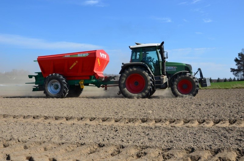 Rozsiewacz do wapna REWO 8200 litrów Agro-Masz — zdjęcie 2