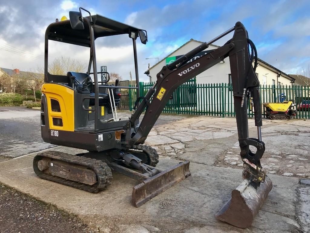 Minikoparką Volvo EC-I8CD + 3Łyżki  — zdjęcie 3