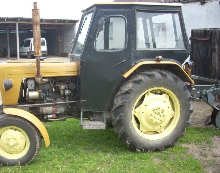 Sprzedam Ciągnik C 330 — zdjęcie 1