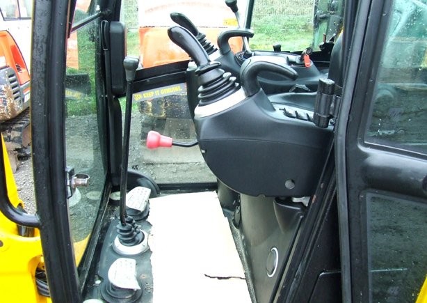 Minikoparka JCB 8018  rok 2011. — zdjęcie 4