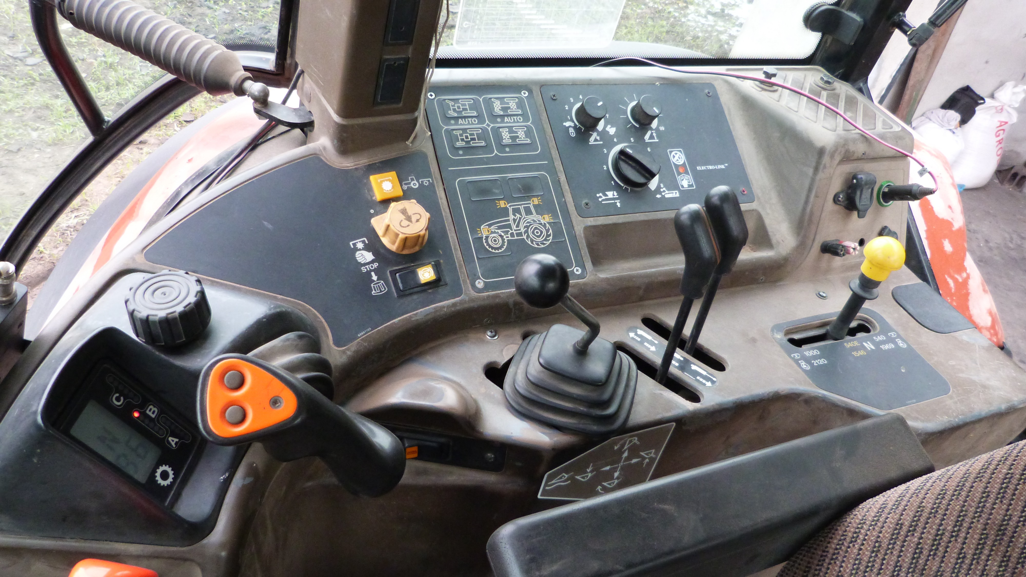 New Holland M135 - bliźniacze koła, nowy przedni TUZ — zdjęcie 5