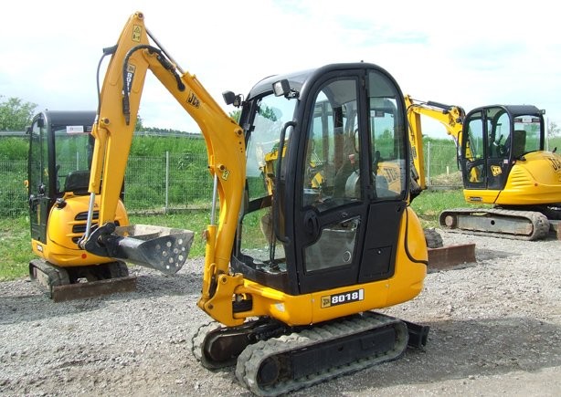 Minikoparka gąsienicowa JCB 8018 z roku 2006..