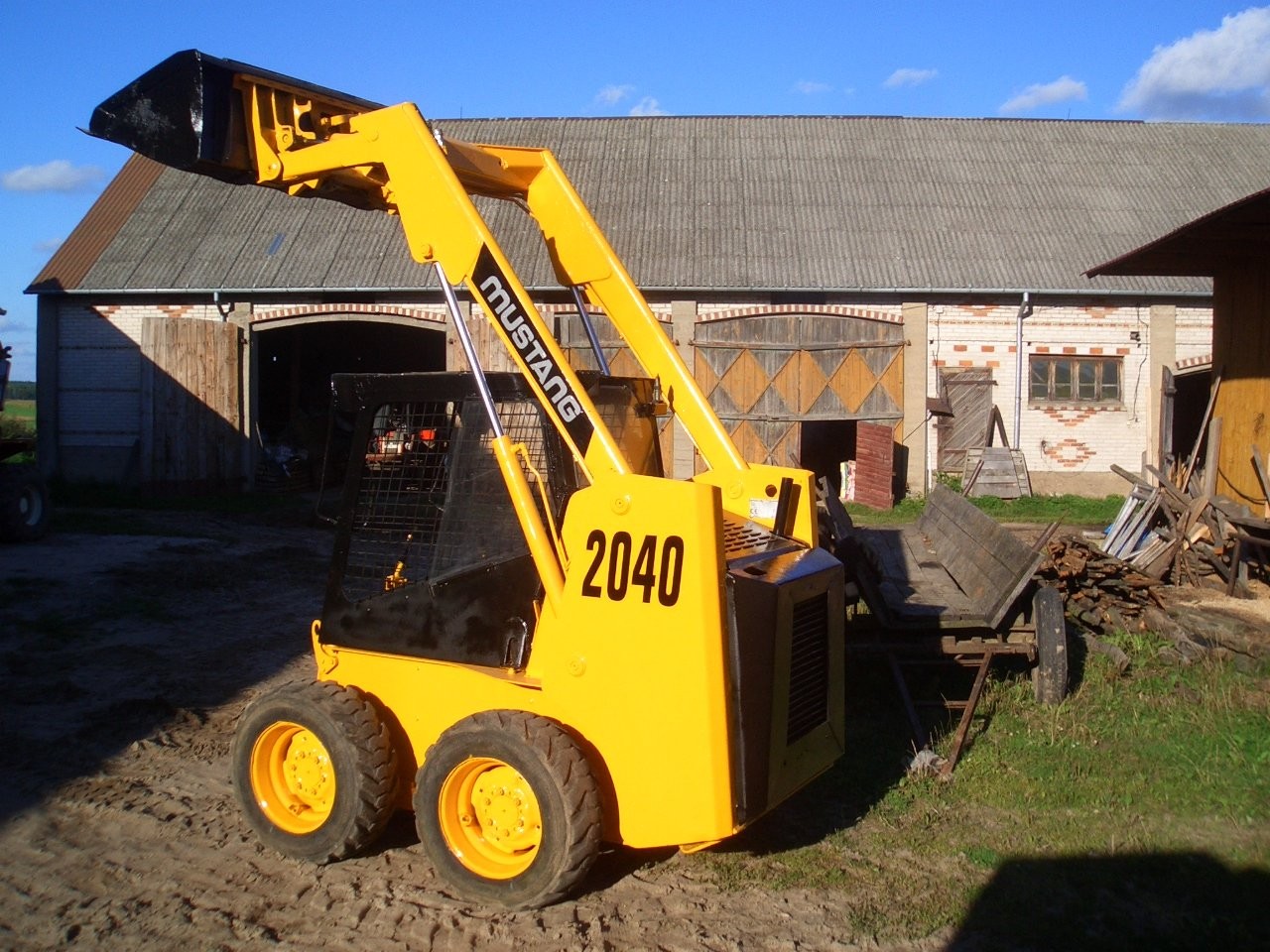 Miniladowarka Mustang 2040, koparko-ładowarka — zdjęcie 2
