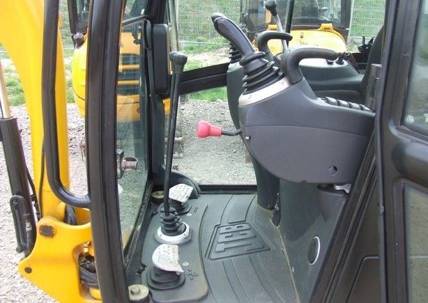 Minikoparka gąsienicowa JCB 8018 z roku 2010 — zdjęcie 4