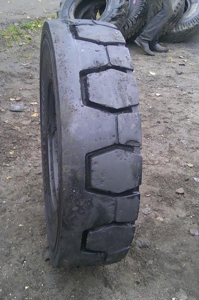 (G713) Opona 11.00 R20 Continental  — zdjęcie 1