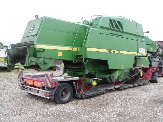 John Deere 2258 rok 2001 — zdjęcie 2