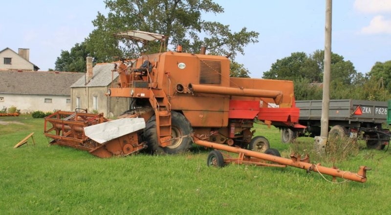 Kombajn zbożowy BIZON z sieczkarnią garażowany — zdjęcie 4