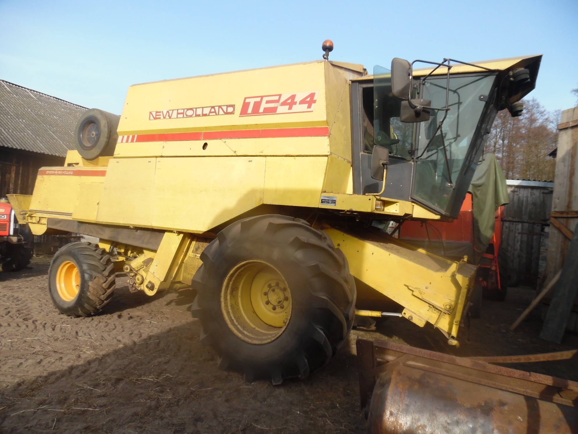 Kombajn New Holland TF44 z sieczkarnią w całości lub na części  — zdjęcie 7
