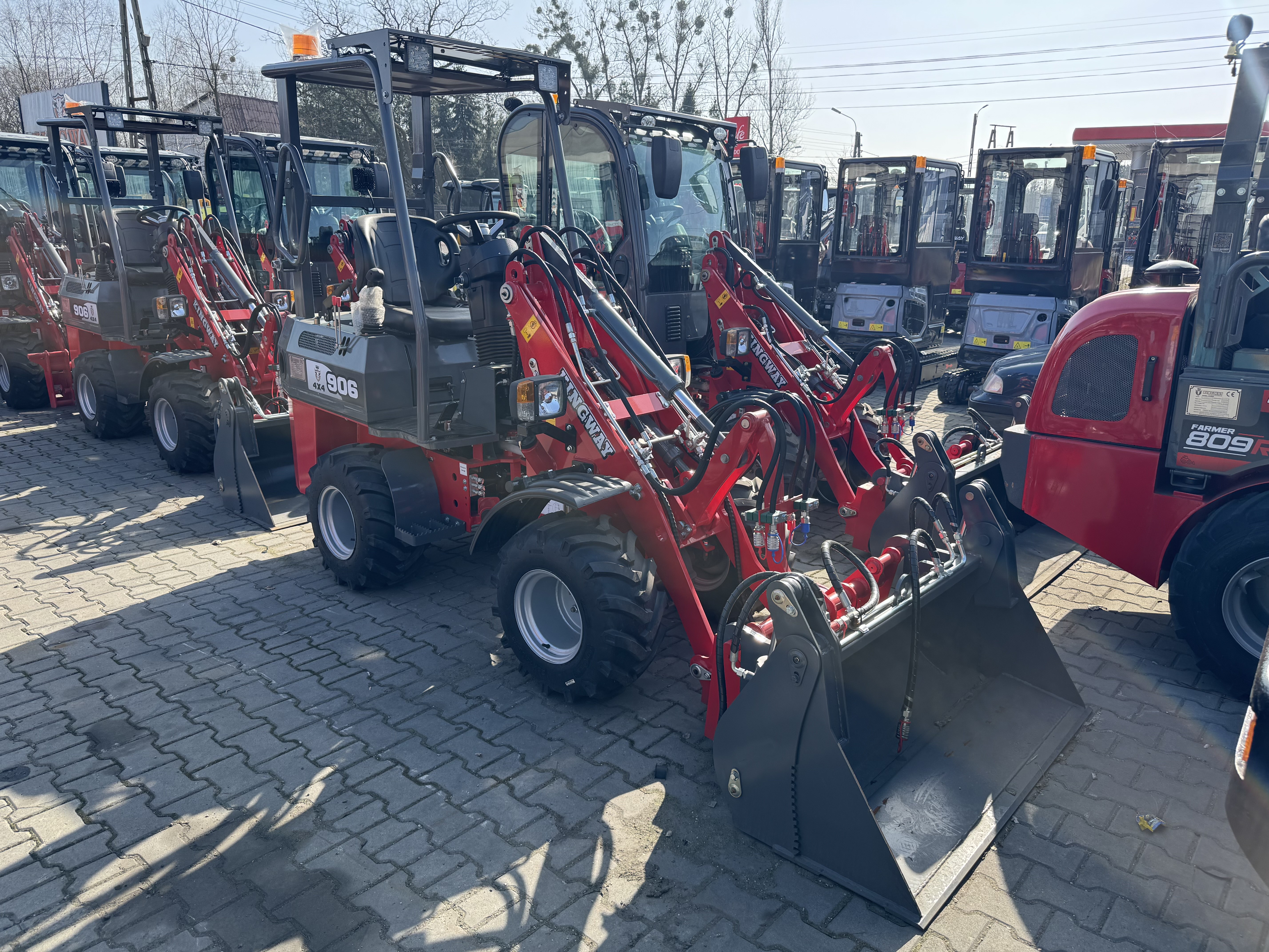 Ładowarka przegubowa KINGWAY 906  udźwig 700 kg silnik Perkins — zdjęcie 8