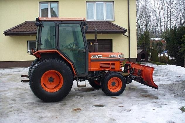 sprzedam ciągnik Kubota i osprzęt zimowy — zdjęcie 1