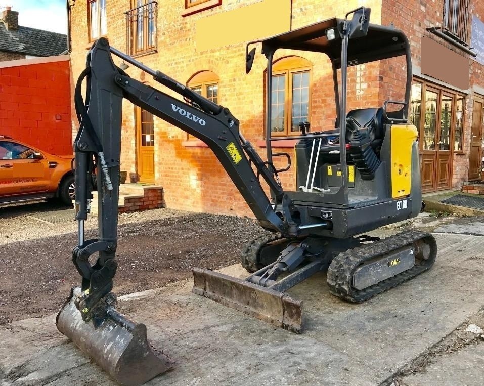 Minikoparką Volvo EC-I8CD + 3Łyżki  — zdjęcie 1