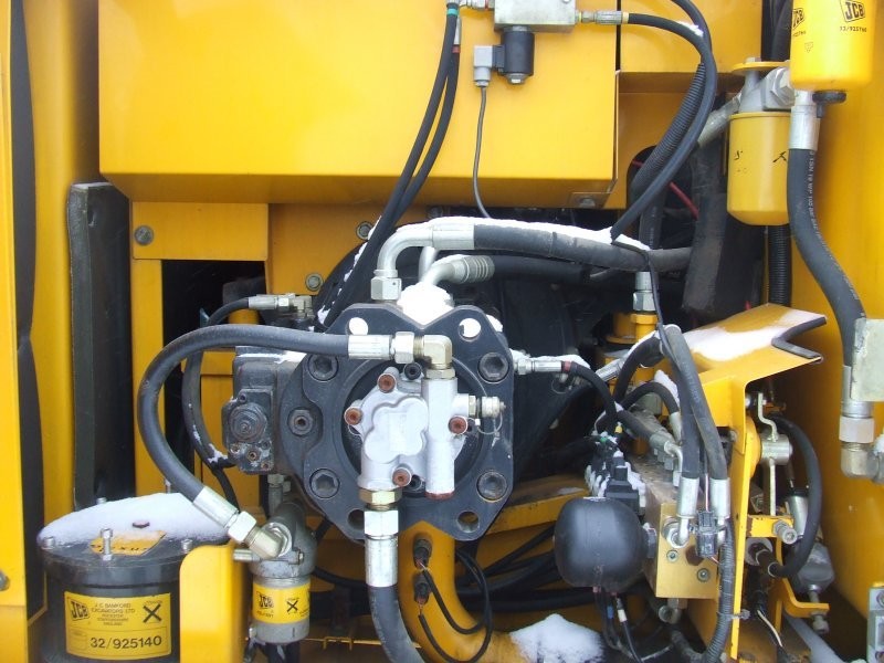 JCB JS 220LC z roku 2006- koparka gąsienicowa — zdjęcie 3