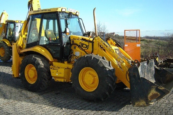 JCB 3CX SUPER na równych kołach obie osie skrętne. — zdjęcie 2