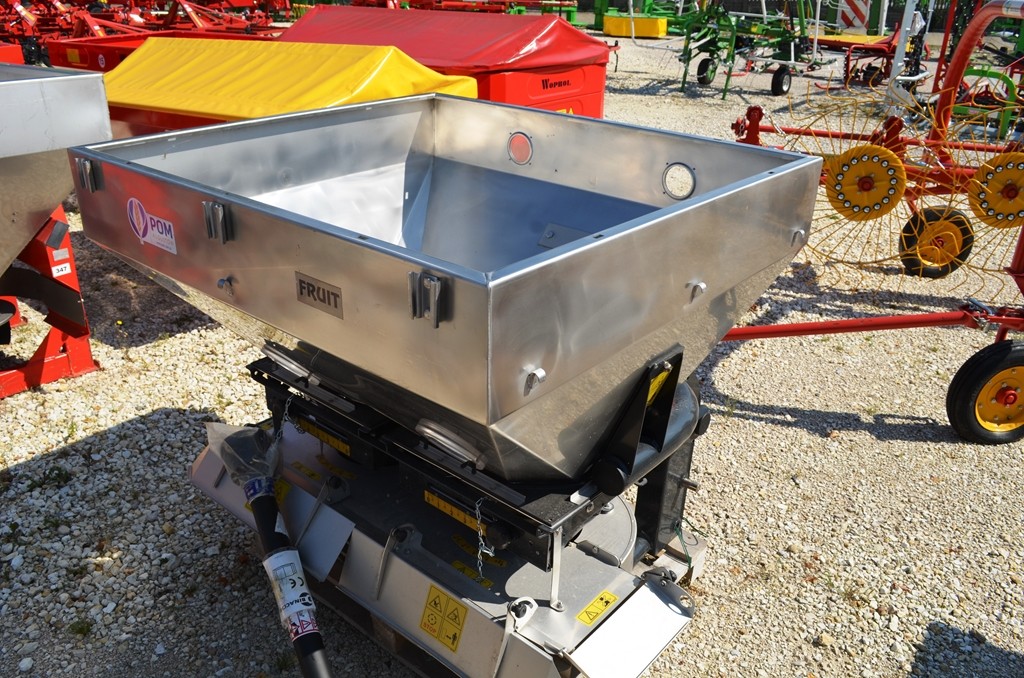 Rozsiewacz nawozów zawieszany POM Augustów Compact Fruit 600kg — zdjęcie 1