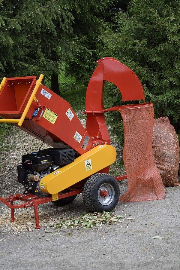 Rębak - rozdrabniacz do gałęzi z wyrzutnikiem i workownicą. 15 HP — zdjęcie 1