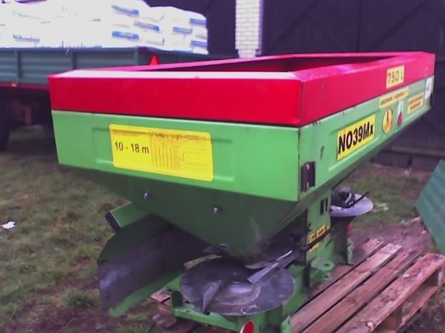 ROZSIEWACZ NAWOZÓW 750L — zdjęcie 1