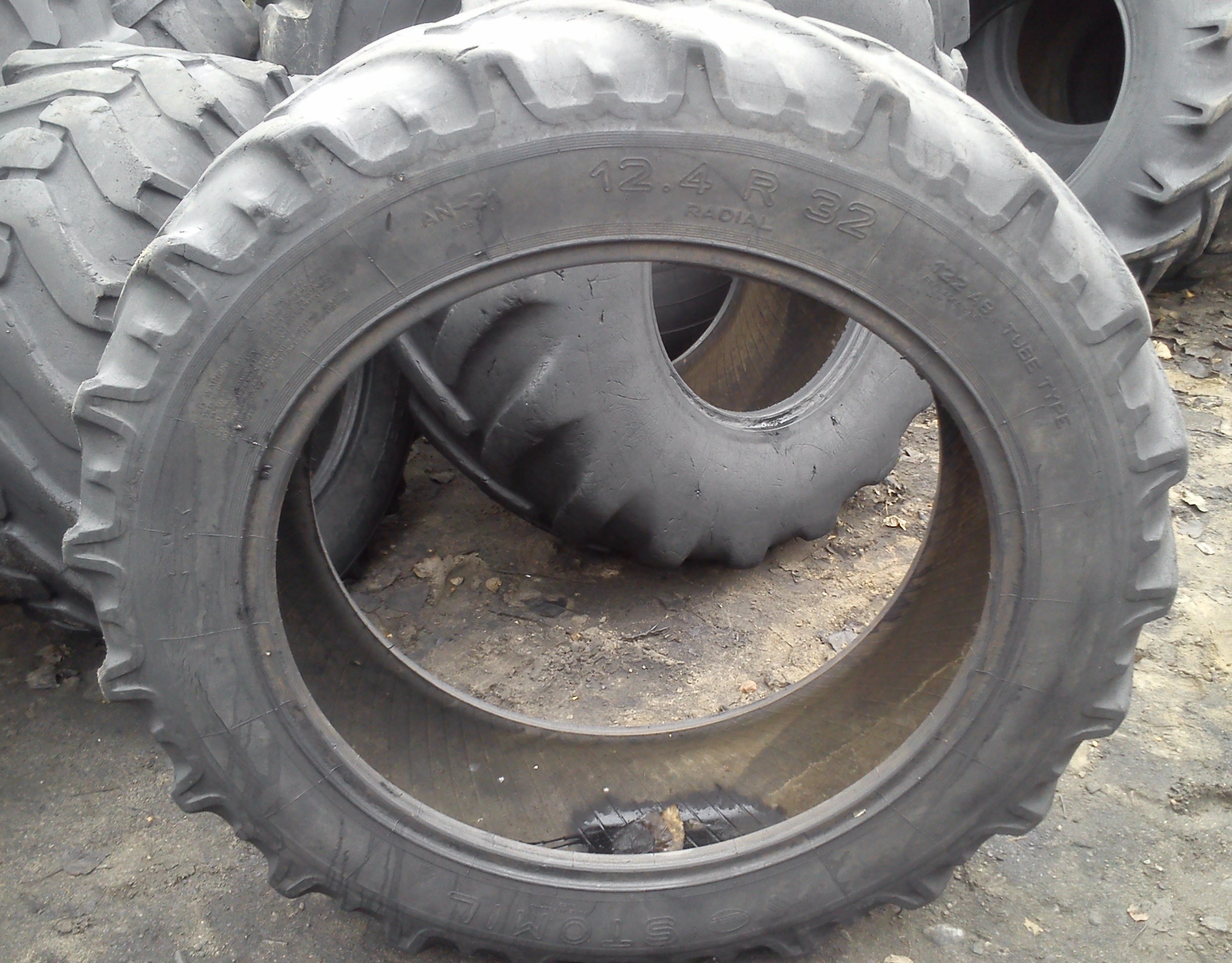 (G922) Opona 12.4 R32 Stomil AN-21  — zdjęcie 1