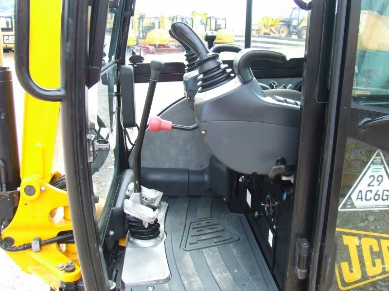 Minikoparka JCB 8025 ZTS z roku 2010 — zdjęcie 3