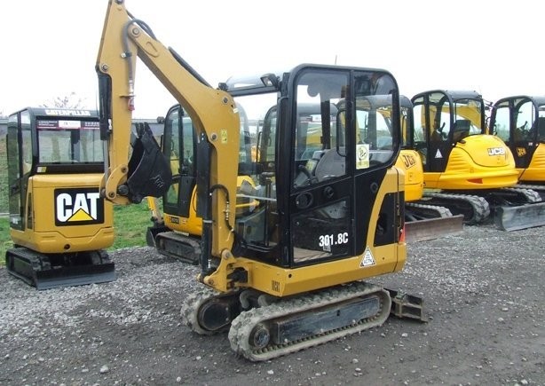 Caterpillar 301.8 C, rocznik 2010
