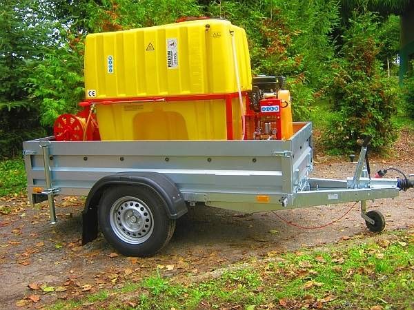 OPRYSKIWACZ SPALINOWY 800L. NA PRZYCZEPIE JEDNOOSIOWEJ DMC-1350, 6,5kM — zdjęcie 1