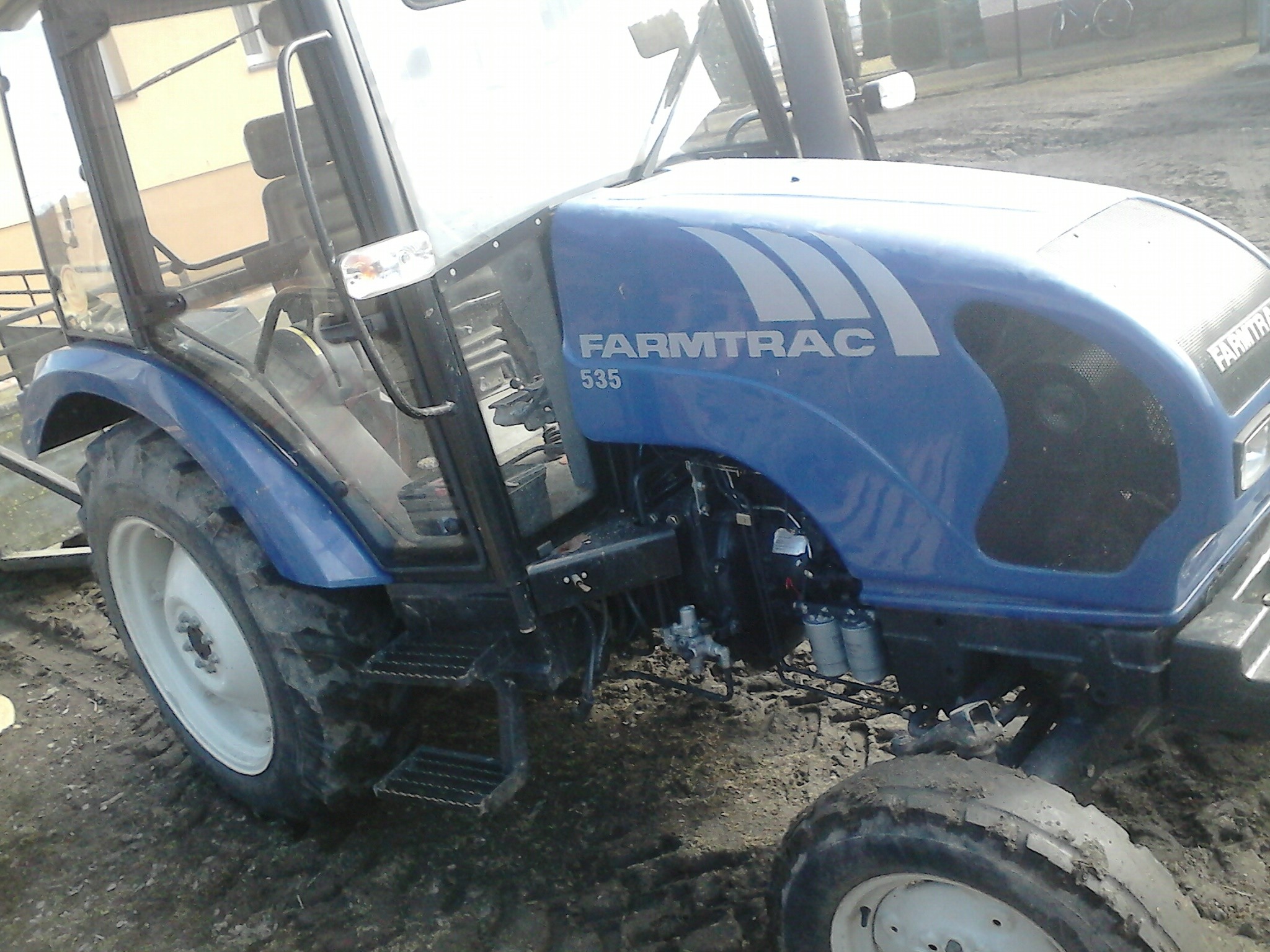 Ciagnik rolniczy Farmtrac 535 — zdjęcie 4