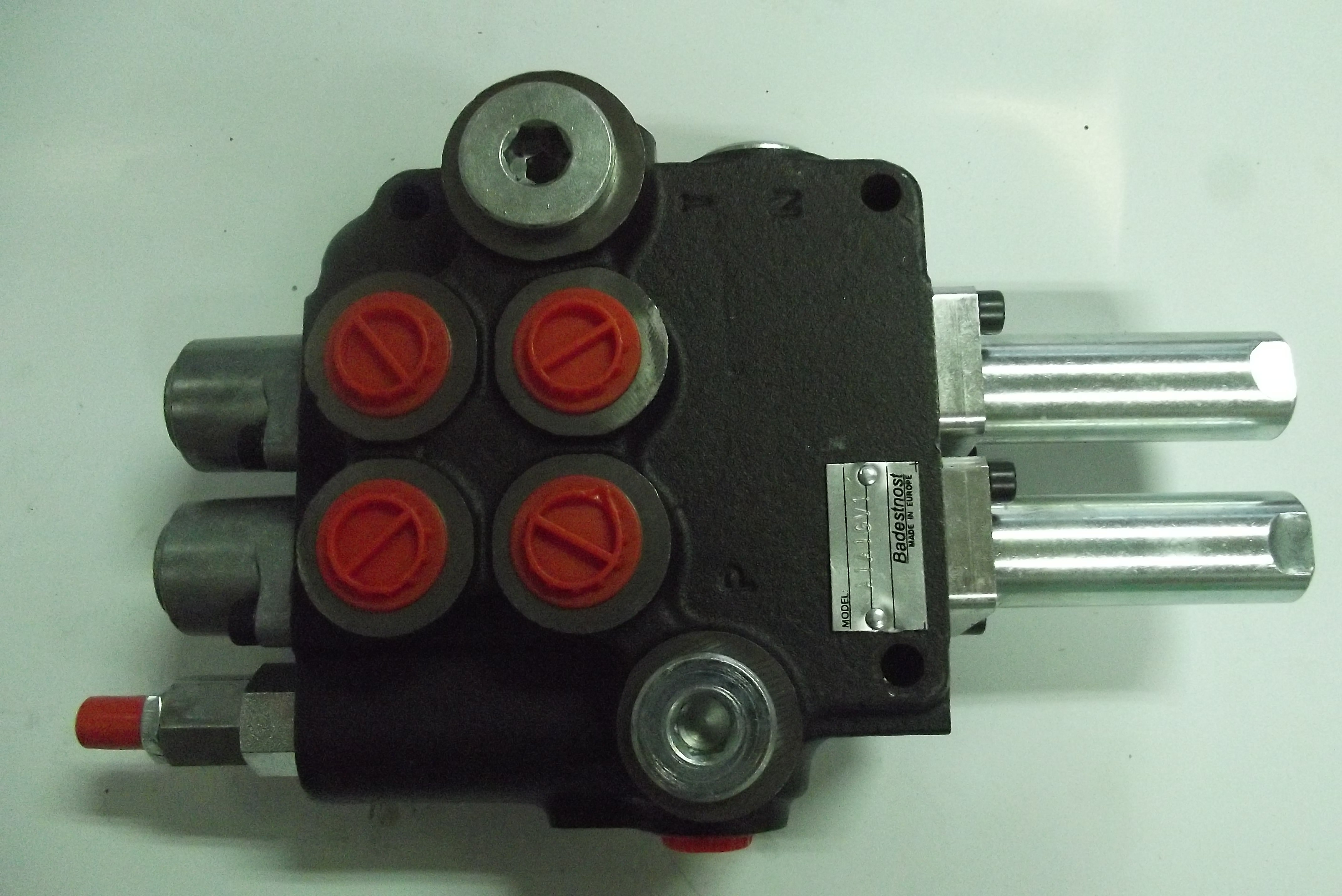Rozdzielacz 2 sekcje pod joystick 80L — zdjęcie 1