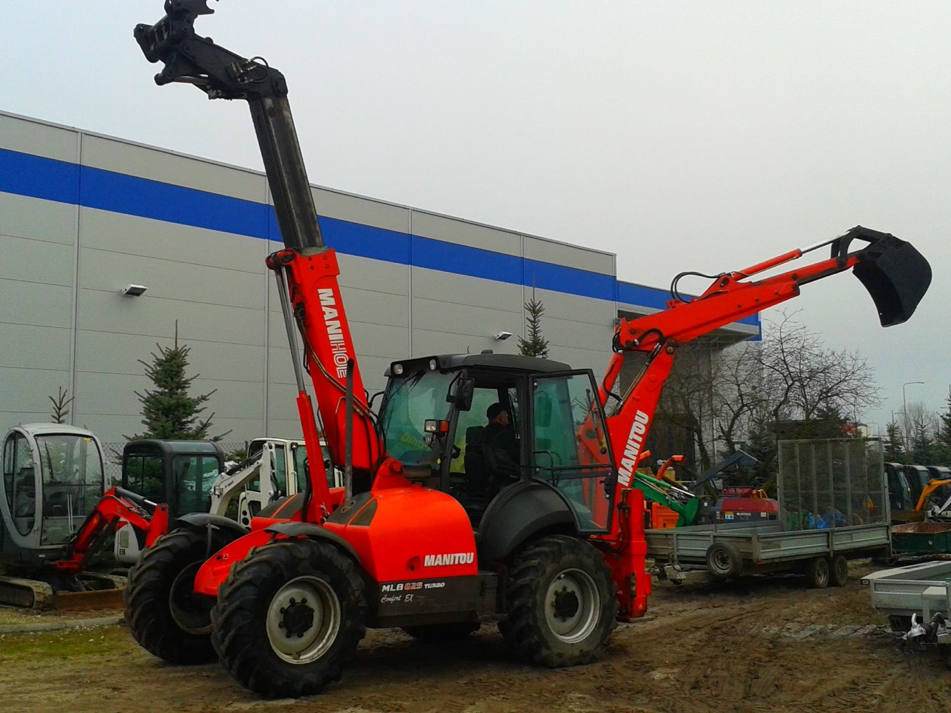 KOPARKO-ŁADOWARKA TELESKOPOWA MANITOU MLB 625. — zdjęcie 3