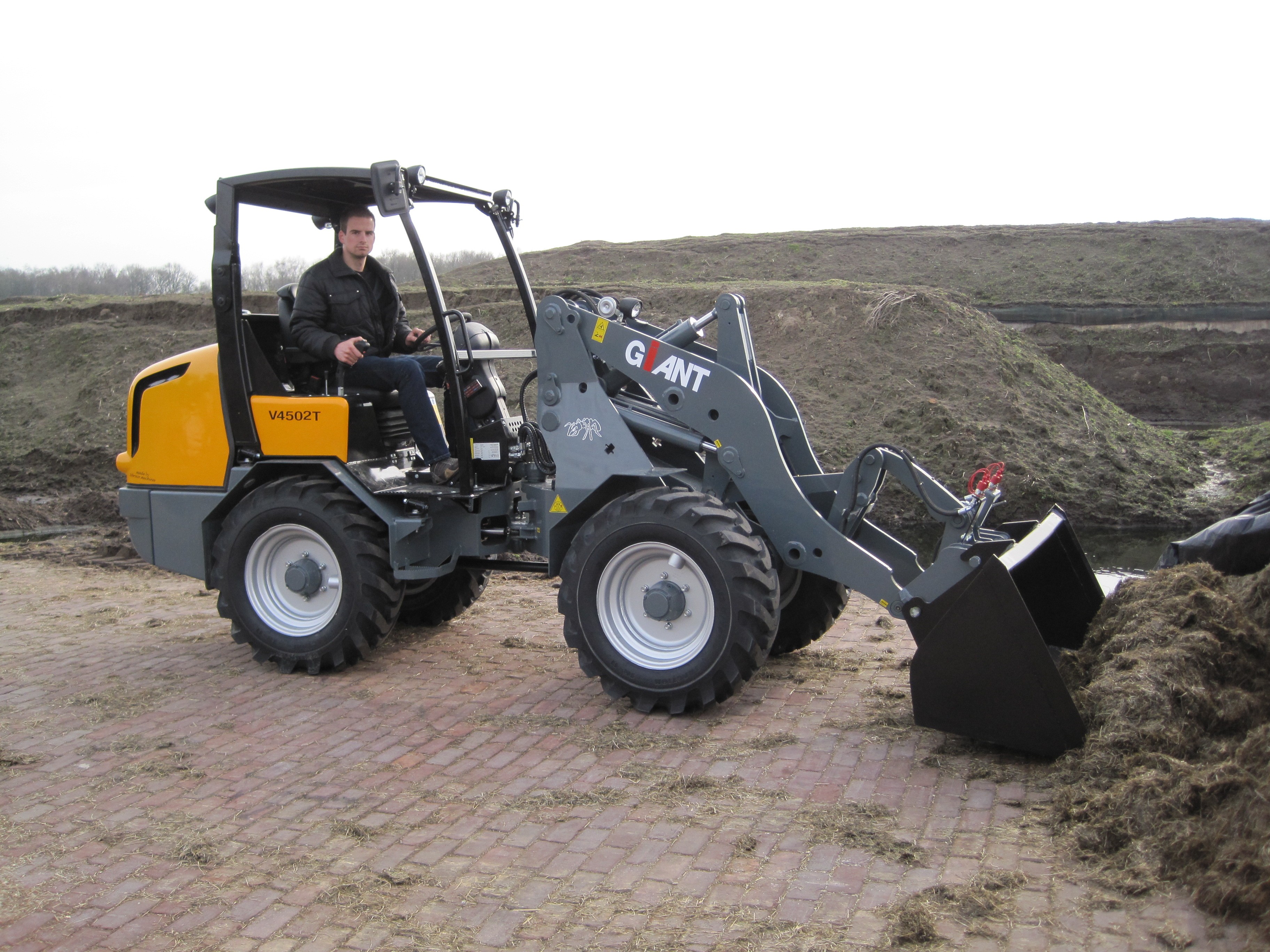 Ładowarka GiANT V4502T   nie (WEIDEMANN, SCHAFFER) — zdjęcie 1
