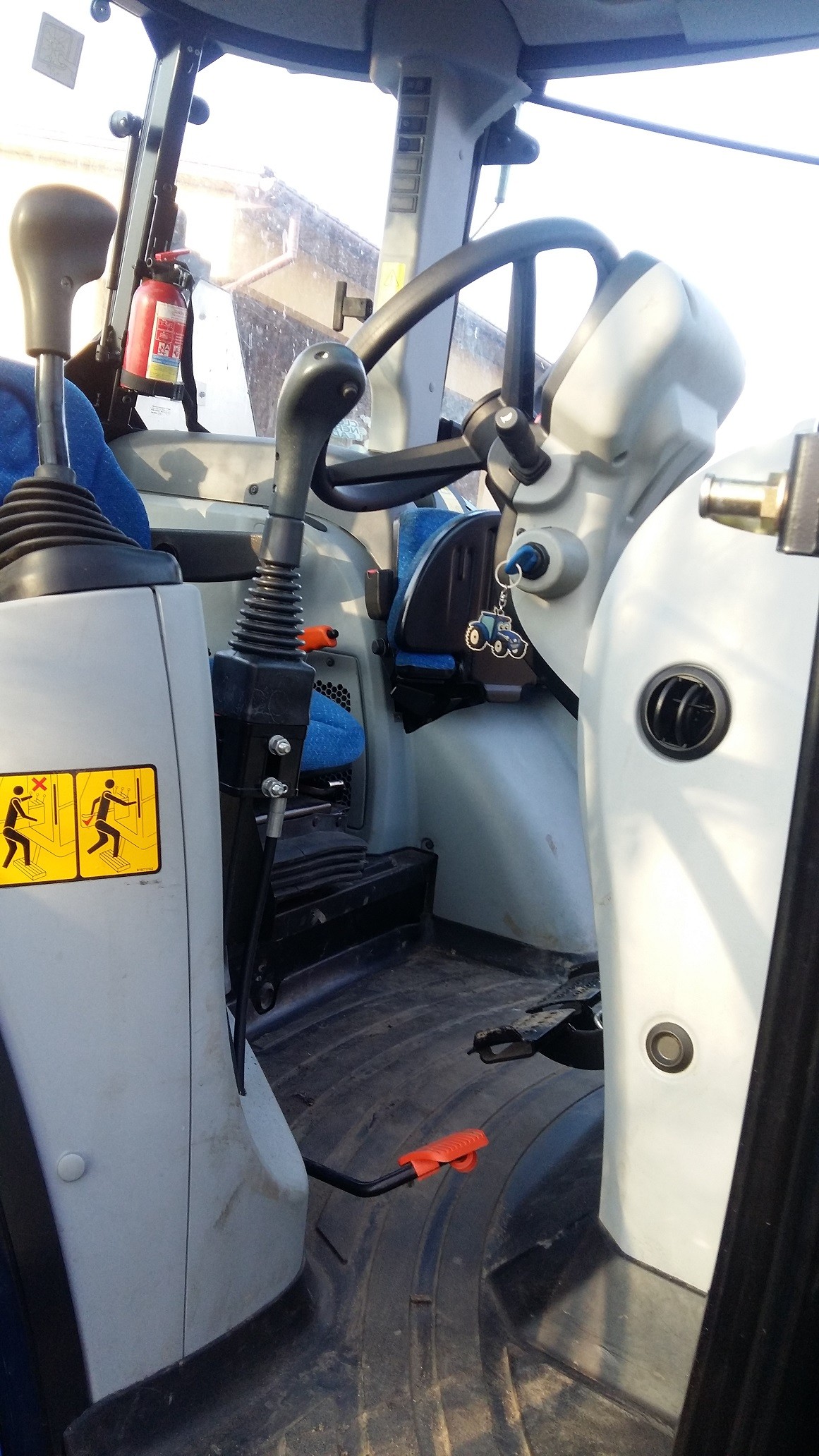 Ciągnik rolniczy NEW HOLLAND — zdjęcie 3