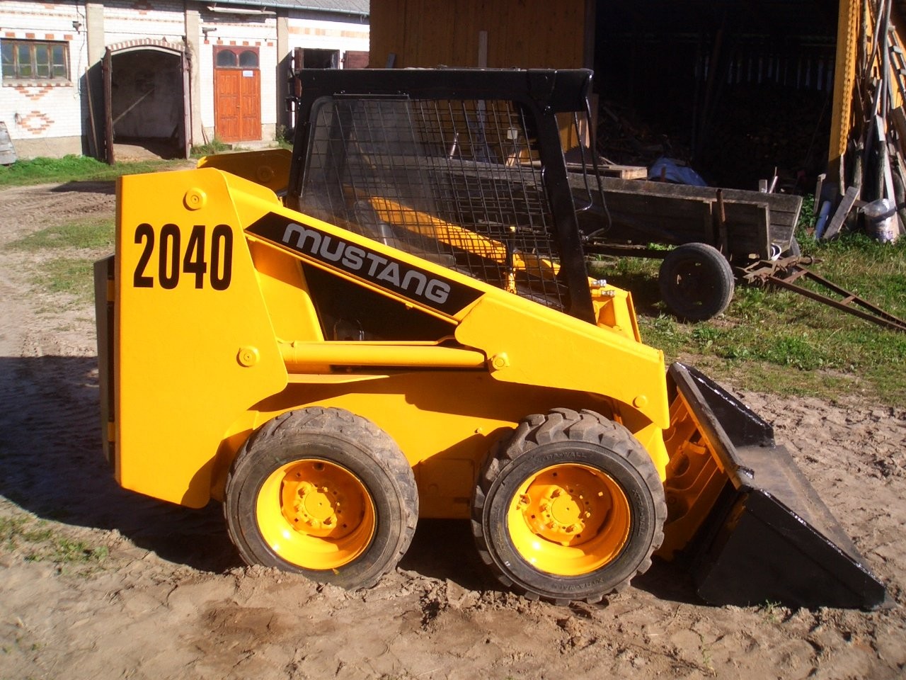 Miniladowarka Mustang 2040, koparko-ładowarka — zdjęcie 1