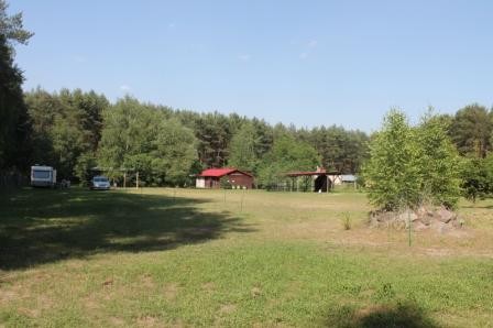 Ośrodek ze stadniną koni nad pięknym jeziorem — zdjęcie 3