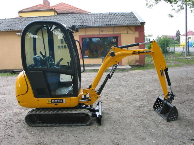 Sprzedam minikoparkę JCB 8016 z 2007 i 2008 roku — zdjęcie 5