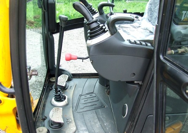 Minikoparka gąsienicowa JCB 8018 z roku 2010 — zdjęcie 4